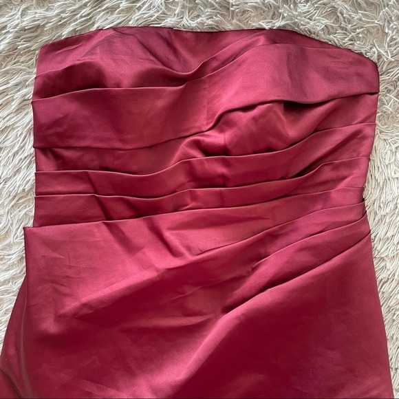 NWT David’s Bridal Short Pleated Satin Strapless Dress Style F14212 Wine Size 18 - Picture 6 of 15